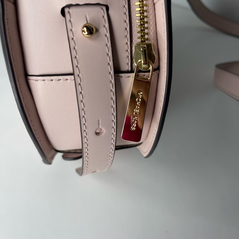 NWOT Michael Kors Aidy Medium Leather Canteen Crossbody Bag Powder Plush - Picture 8 of 13
